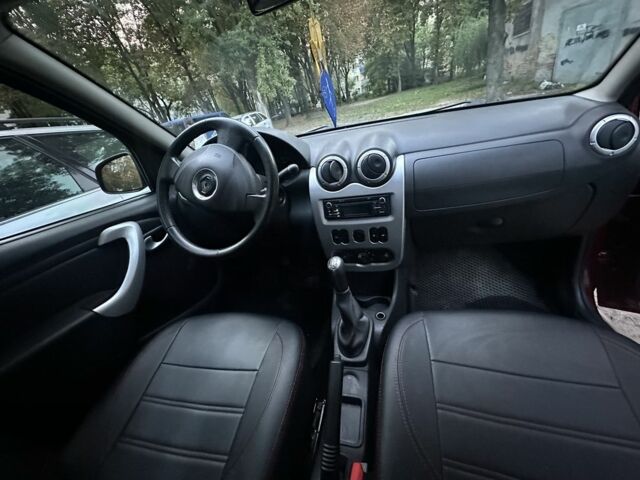 Красный Рено Сандеро, объемом двигателя 1.6 л и пробегом 98 тыс. км за 7100 $, фото 5 на Automoto.ua