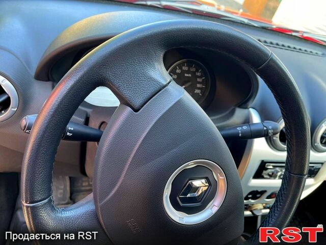 Красный Рено Сандеро, объемом двигателя 1.6 л и пробегом 60 тыс. км за 7900 $, фото 1 на Automoto.ua