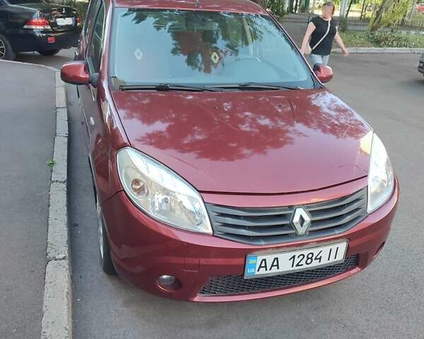 Красный Рено Сандеро, объемом двигателя 1.6 л и пробегом 105 тыс. км за 5500 $, фото 1 на Automoto.ua