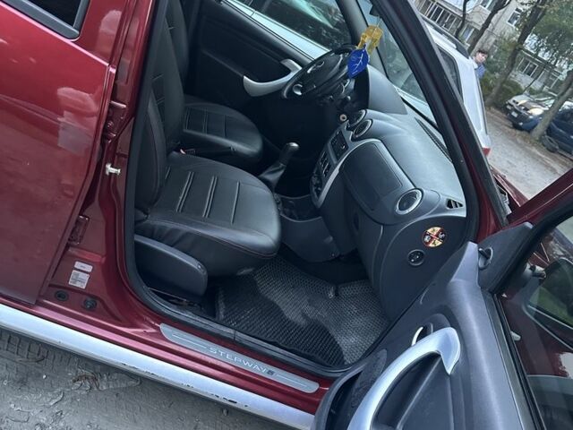 Красный Рено Сандеро, объемом двигателя 1.6 л и пробегом 98 тыс. км за 7100 $, фото 6 на Automoto.ua