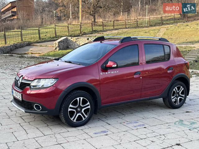 Красный Рено Сандеро, объемом двигателя 1.6 л и пробегом 88 тыс. км за 8799 $, фото 3 на Automoto.ua