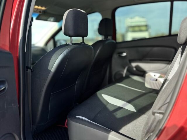 Красный Рено Сандеро, объемом двигателя 1.6 л и пробегом 84 тыс. км за 10900 $, фото 9 на Automoto.ua