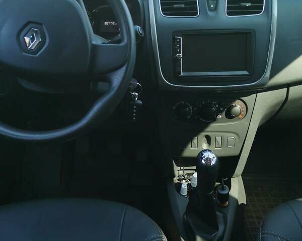 Рено Сандеро 2015 в Полтаве на Automoto.ua Красный Рено Сандеро, объемом двигателя 1.6 л и пробегом 88 тыс. км за 8500 $, фото 17 на Automoto.ua