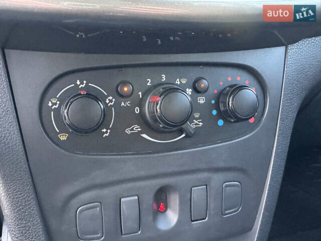 Красный Рено Сандеро, объемом двигателя 1.6 л и пробегом 88 тыс. км за 8799 $, фото 19 на Automoto.ua