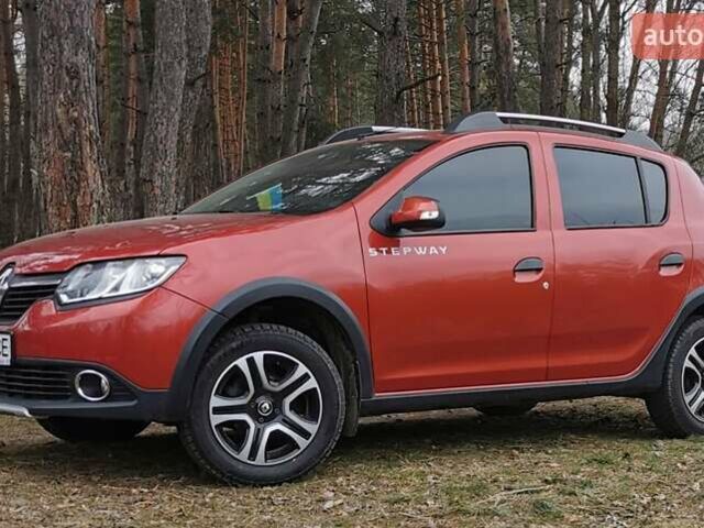 Рено Сандеро 2015 в Полтаве на Automoto.ua Красный Рено Сандеро, объемом двигателя 1.6 л и пробегом 88 тыс. км за 8500 $, фото 7 на Automoto.ua