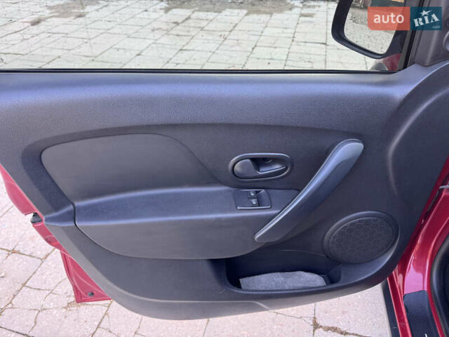 Красный Рено Сандеро, объемом двигателя 1.6 л и пробегом 88 тыс. км за 8799 $, фото 16 на Automoto.ua