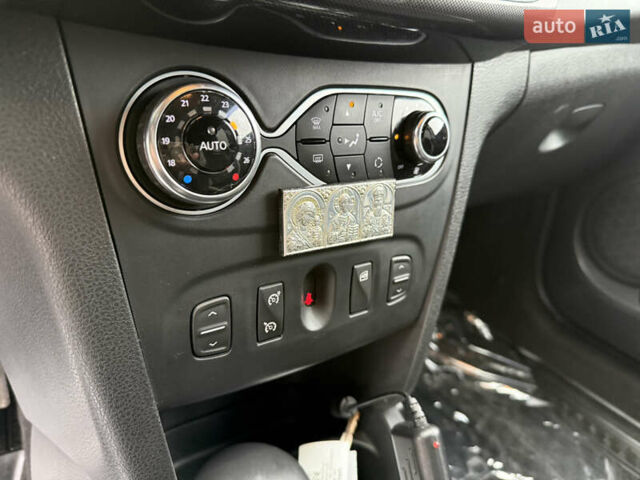 Красный Рено Сандеро, объемом двигателя 1.5 л и пробегом 94 тыс. км за 10700 $, фото 45 на Automoto.ua