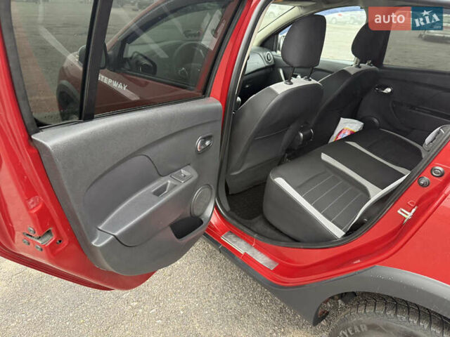 Красный Рено Сандеро, объемом двигателя 1.5 л и пробегом 94 тыс. км за 10700 $, фото 46 на Automoto.ua