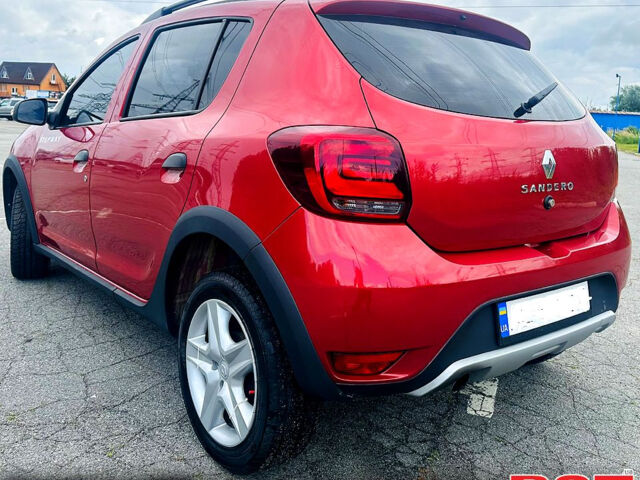 Красный Рено Сандеро, объемом двигателя 1.5 л и пробегом 125 тыс. км за 7900 $, фото 3 на Automoto.ua