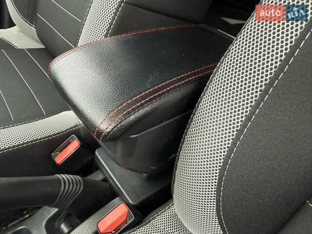 Красный Рено Сандеро, объемом двигателя 1.5 л и пробегом 94 тыс. км за 10700 $, фото 43 на Automoto.ua