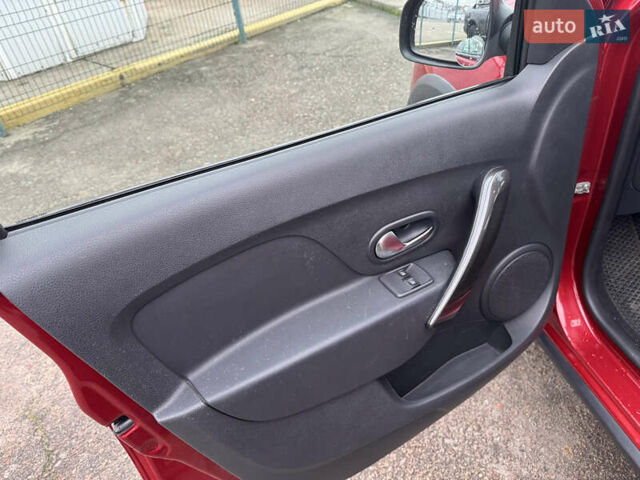Червоний Рено Сандеро, об'ємом двигуна 0.9 л та пробігом 75 тис. км за 8890 $, фото 13 на Automoto.ua