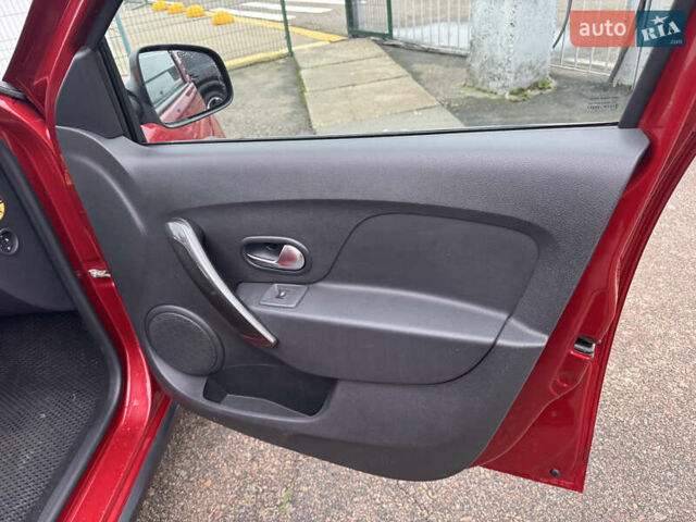 Червоний Рено Сандеро, об'ємом двигуна 0.9 л та пробігом 75 тис. км за 8890 $, фото 27 на Automoto.ua