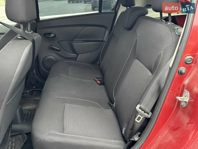 Красный Рено Сандеро, объемом двигателя 1 л и пробегом 80 тыс. км за 6200 $, фото 4 на Automoto.ua