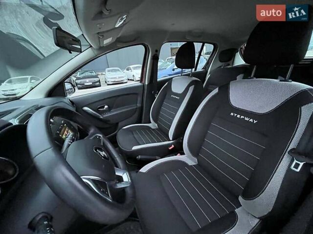 Красный Рено Сандеро, объемом двигателя 0.9 л и пробегом 47 тыс. км за 9790 $, фото 27 на Automoto.ua