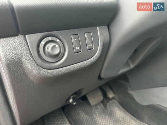 Червоний Рено Сандеро, об'ємом двигуна 0.9 л та пробігом 75 тис. км за 8890 $, фото 14 на Automoto.ua