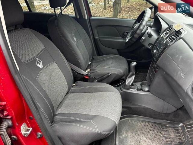 Красный Рено Сандеро, объемом двигателя 1 л и пробегом 43 тыс. км за 9880 $, фото 13 на Automoto.ua