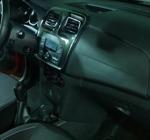 Красный Рено Сандеро, объемом двигателя 0.9 л и пробегом 48 тыс. км за 9678 $, фото 5 на Automoto.ua