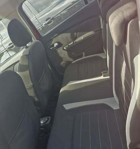 Красный Рено Сандеро, объемом двигателя 0.9 л и пробегом 108 тыс. км за 11500 $, фото 7 на Automoto.ua