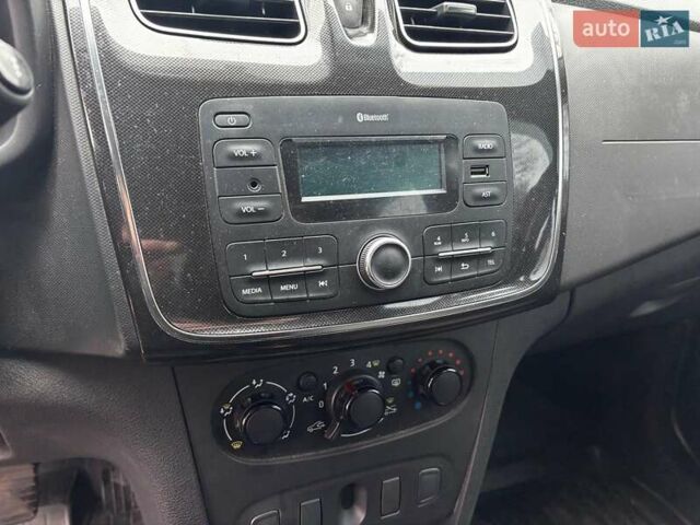 Красный Рено Сандеро, объемом двигателя 1 л и пробегом 43 тыс. км за 9880 $, фото 18 на Automoto.ua