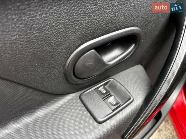 Красный Рено Сандеро, объемом двигателя 1 л и пробегом 43 тыс. км за 9880 $, фото 16 на Automoto.ua