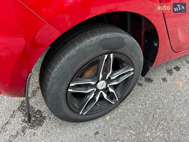 Красный Рено Сандеро, объемом двигателя 1 л и пробегом 43 тыс. км за 9880 $, фото 8 на Automoto.ua