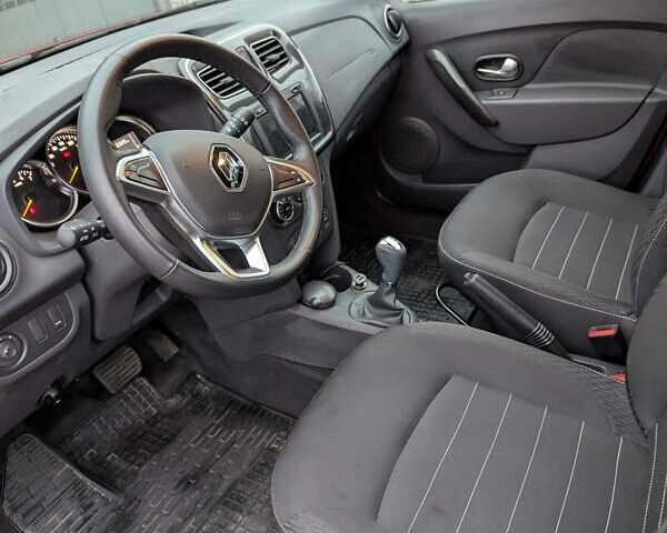 Красный Рено Сандеро, объемом двигателя 0.9 л и пробегом 18 тыс. км за 11000 $, фото 5 на Automoto.ua