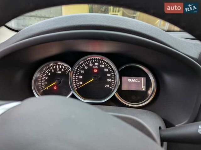 Красный Рено Сандеро, объемом двигателя 0.9 л и пробегом 18 тыс. км за 11000 $, фото 6 на Automoto.ua