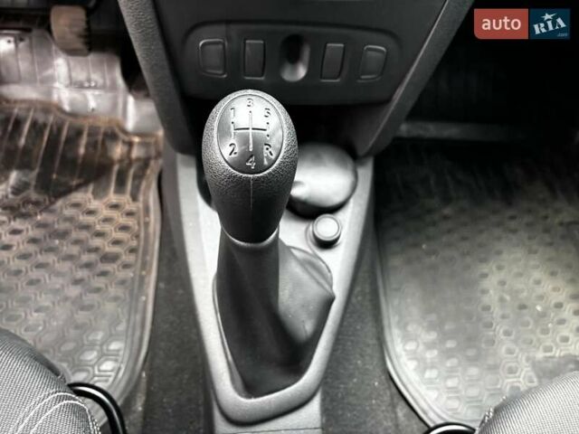 Красный Рено Сандеро, объемом двигателя 1 л и пробегом 43 тыс. км за 9880 $, фото 19 на Automoto.ua