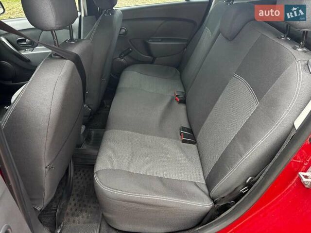 Красный Рено Сандеро, объемом двигателя 1 л и пробегом 43 тыс. км за 9880 $, фото 12 на Automoto.ua