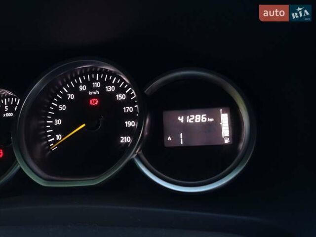 Красный Рено Сандеро, объемом двигателя 0.9 л и пробегом 41 тыс. км за 11200 $, фото 4 на Automoto.ua