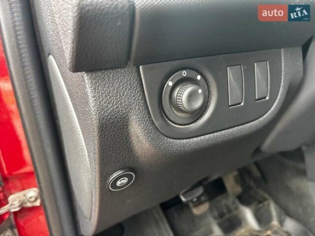 Красный Рено Сандеро, объемом двигателя 1 л и пробегом 43 тыс. км за 9880 $, фото 17 на Automoto.ua