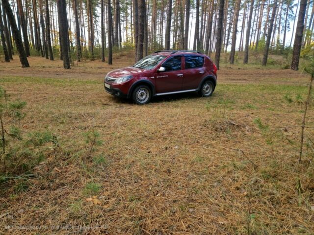 Красный Рено Сандеро, объемом двигателя 1.6 л и пробегом 97 тыс. км за 7000 $, фото 1 на Automoto.ua