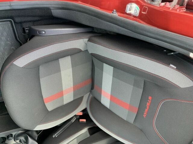 Красный Рено Сандеро, объемом двигателя 0.09 л и пробегом 40 тыс. км за 10800 $, фото 20 на Automoto.ua