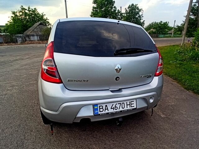 Серый Рено Сандеро, объемом двигателя 1.4 л и пробегом 232 тыс. км за 4200 $, фото 3 на Automoto.ua