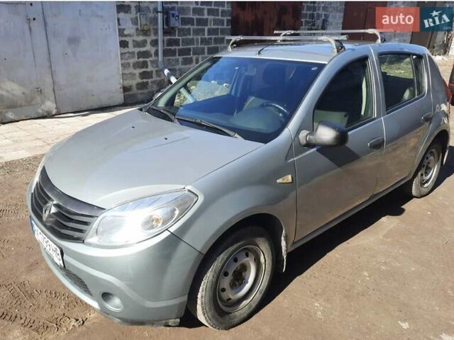 Серый Рено Сандеро, объемом двигателя 1.39 л и пробегом 175 тыс. км за 4600 $, фото 1 на Automoto.ua