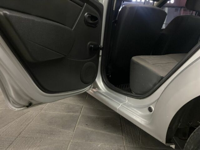 Серый Рено Сандеро, объемом двигателя 1.4 л и пробегом 312 тыс. км за 3500 $, фото 17 на Automoto.ua