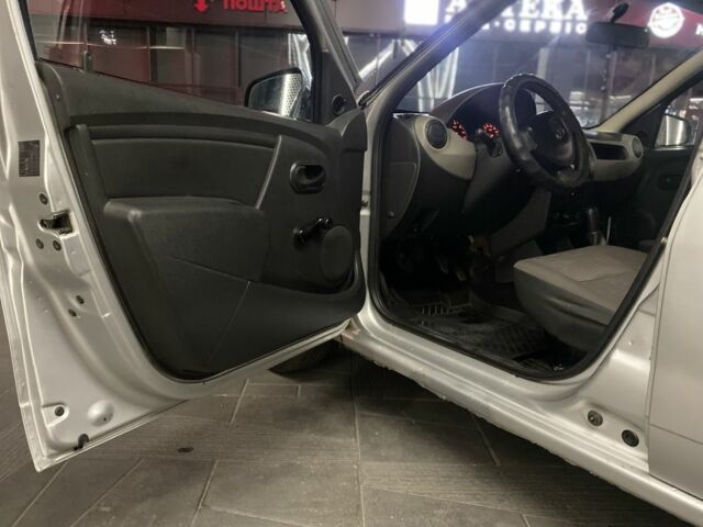 Серый Рено Сандеро, объемом двигателя 1.4 л и пробегом 312 тыс. км за 3500 $, фото 16 на Automoto.ua