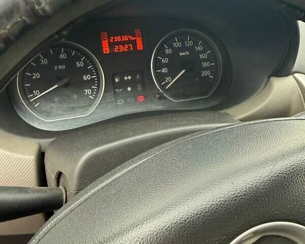 Рено Сандеро 2010 в Белой Церкве на Automoto.ua Серый Рено Сандеро, объемом двигателя 1.39 л и пробегом 238 тыс. км за 4400 $, фото 3 на Automoto.ua