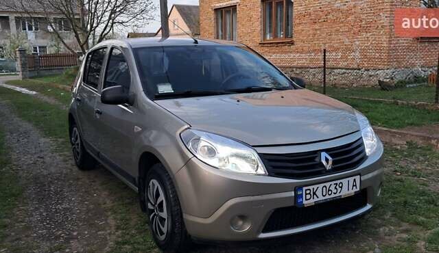 Серый Рено Сандеро, объемом двигателя 1.39 л и пробегом 174 тыс. км за 5500 $, фото 3 на Automoto.ua