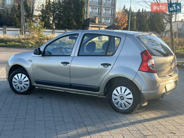 Серый Рено Сандеро, объемом двигателя 1.39 л и пробегом 200 тыс. км за 3900 $, фото 2 на Automoto.ua