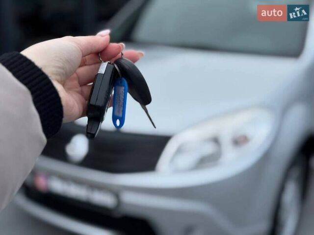 Серый Рено Сандеро, объемом двигателя 1.39 л и пробегом 252 тыс. км за 5300 $, фото 25 на Automoto.ua