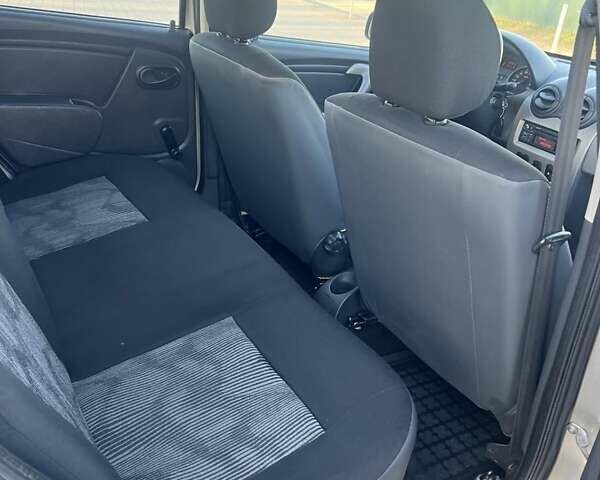 Серый Рено Сандеро, объемом двигателя 1.39 л и пробегом 201 тыс. км за 5499 $, фото 1 на Automoto.ua