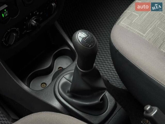 Серый Рено Сандеро, объемом двигателя 1.39 л и пробегом 252 тыс. км за 5300 $, фото 11 на Automoto.ua