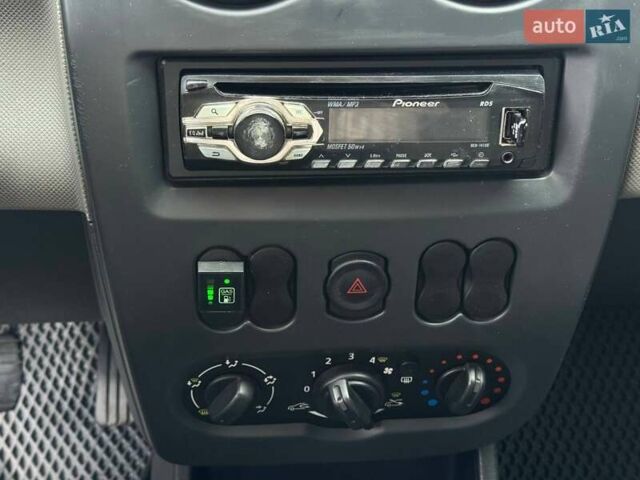 Серый Рено Сандеро, объемом двигателя 1.39 л и пробегом 252 тыс. км за 5300 $, фото 15 на Automoto.ua