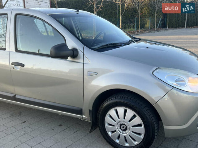 Серый Рено Сандеро, объемом двигателя 1.39 л и пробегом 200 тыс. км за 3900 $, фото 23 на Automoto.ua