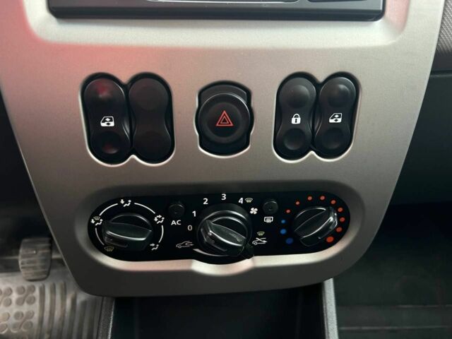 Серый Рено Сандеро, объемом двигателя 1.4 л и пробегом 202 тыс. км за 5400 $, фото 10 на Automoto.ua