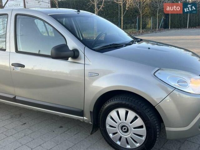 Серый Рено Сандеро, объемом двигателя 1.39 л и пробегом 201 тыс. км за 5499 $, фото 2 на Automoto.ua