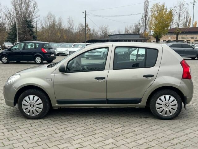 Серый Рено Сандеро, объемом двигателя 1.4 л и пробегом 202 тыс. км за 5400 $, фото 3 на Automoto.ua