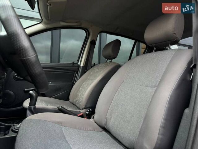 Серый Рено Сандеро, объемом двигателя 1.39 л и пробегом 252 тыс. км за 5300 $, фото 9 на Automoto.ua