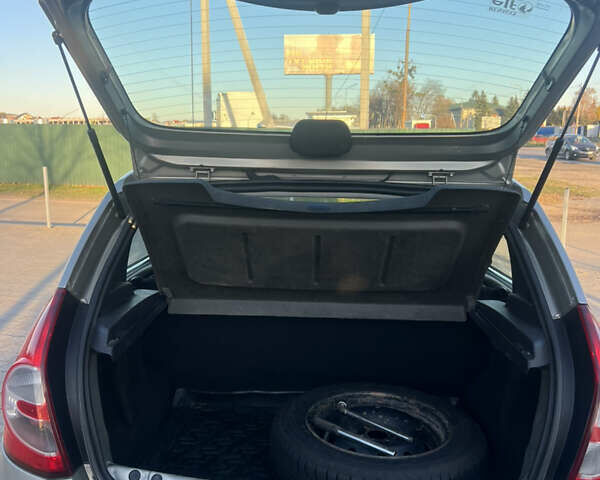 Серый Рено Сандеро, объемом двигателя 1.39 л и пробегом 200 тыс. км за 3900 $, фото 51 на Automoto.ua